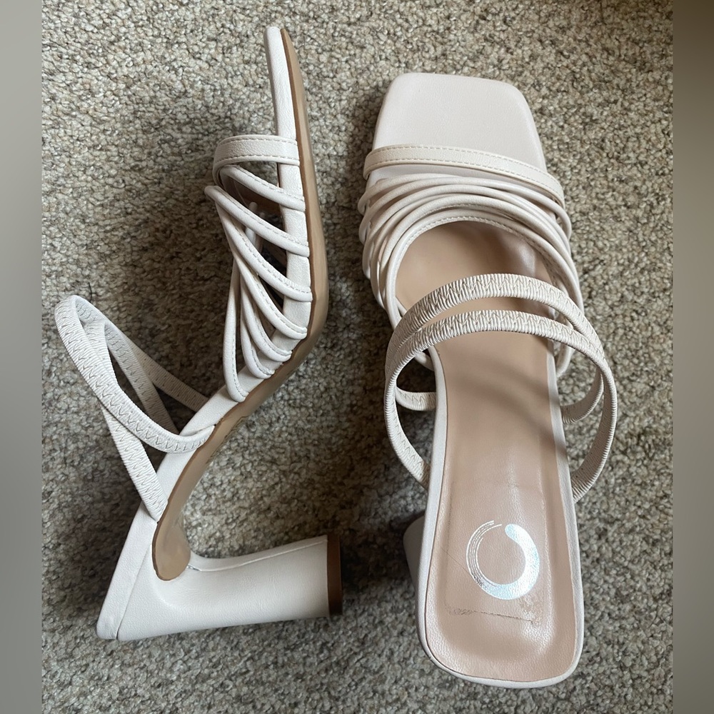 NWOT White Journee Heels